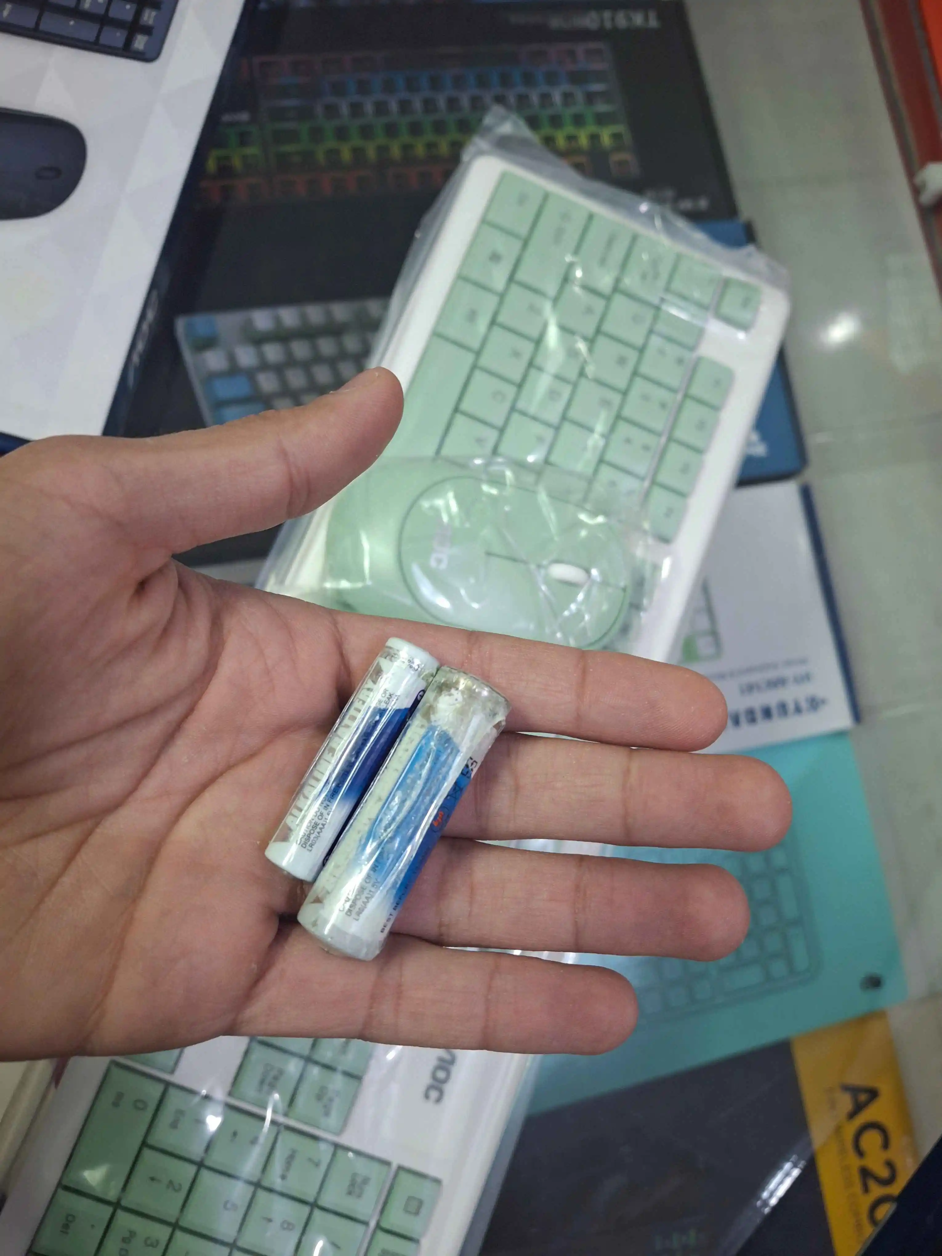 تصویر دو عدد باتری برای ست کیبورد و موس AOC مدل KM200