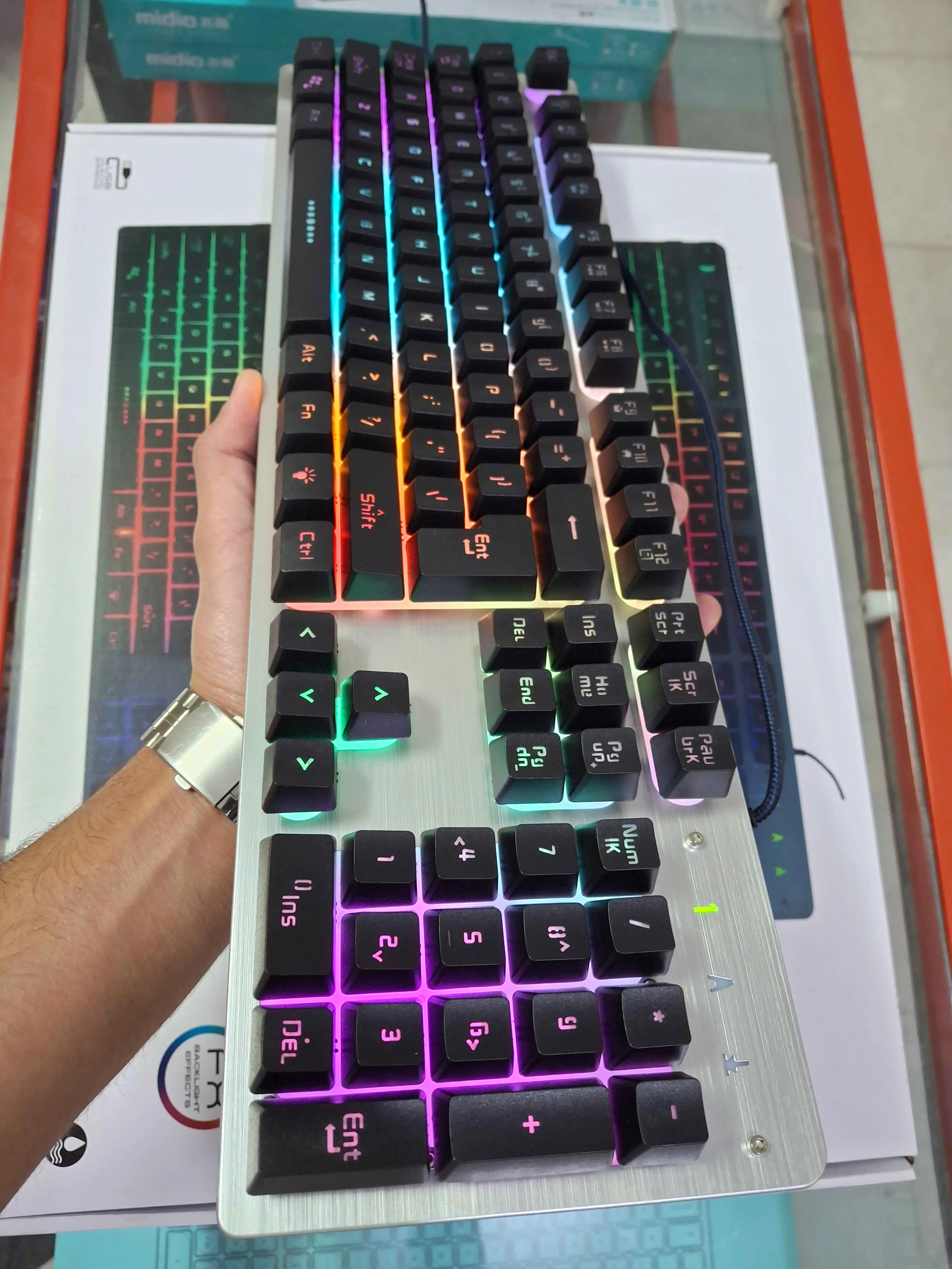 تصویر کیبورد مخصوص بازی آر جی بی مدل UWGK