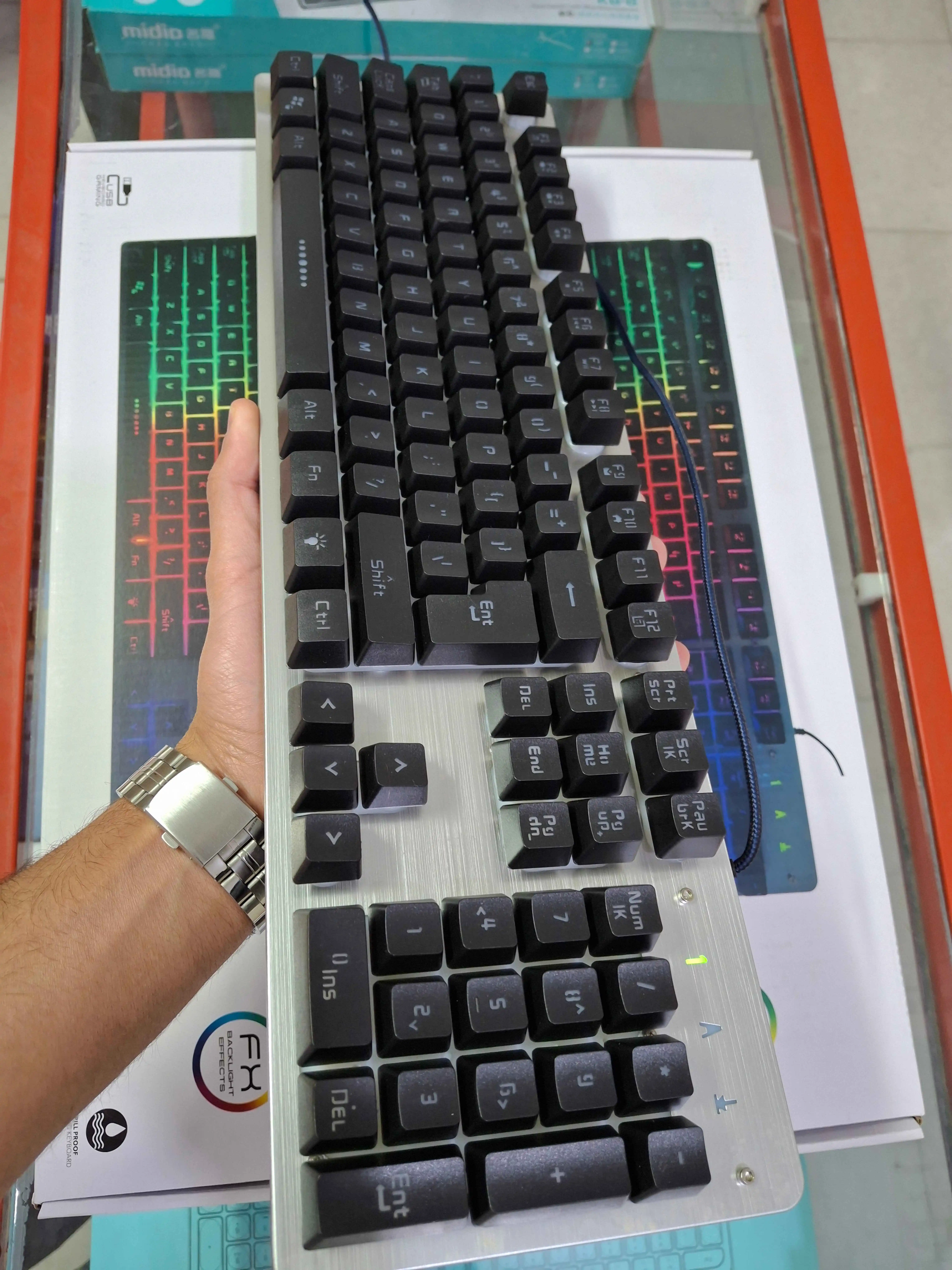 تصویر کیبورد مخصوص بازی آر جی بی مدل UWGK