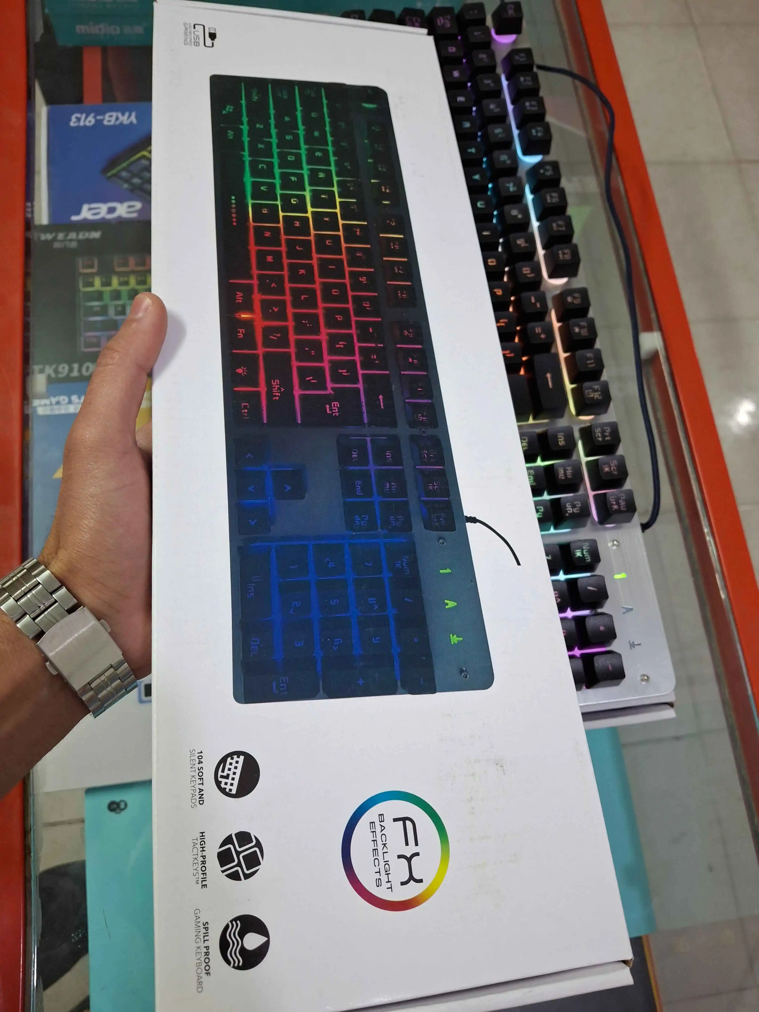 تصویر کیبورد مخصوص بازی آر جی بی مدل UWGK